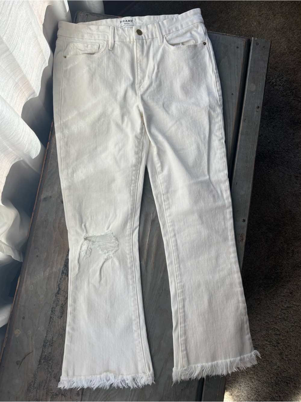 Frame le crop mini boot distressed in white | size 28